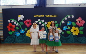 Uczniowie z dyplomami za czytelnictwo