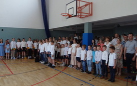 Uczniowie śpiewający hymn