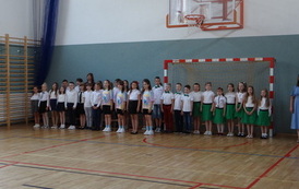 Uczniowie śpiewają hymn