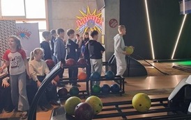 Uczniowie w kręgielni 4