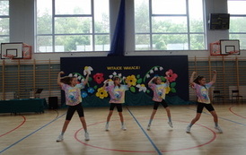 Uczennice klasy trzeciej tańczą do muzyki wsp&oacute;łczesnej