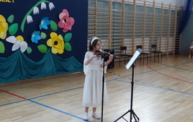 Uczennica klasy 3 grajaca na skrzypcach