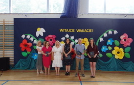 Rodzice uczni&oacute;w klasy 8 z listami gratulacyjnymi