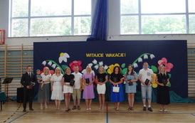 Rodzice uczni&oacute;w klasy 4 z listami gratulacyjnymi