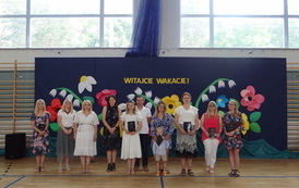 Na zdjęciu rodzice uczni&oacute;w klasy 5 z listami gratulacyjnymi