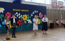 Na zdjęciu Pani Mirosława Dziczek- sekretarz gminy wraz z Panią Dyrektor