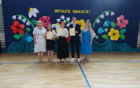 Członkowie Samorządu Uczniowskiego z dyplomami