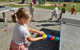 zabawa w podwieszanie piłek na taśmę klejącą