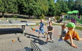 zabawa w podwieszanie piłek na taśmę klejącą 2