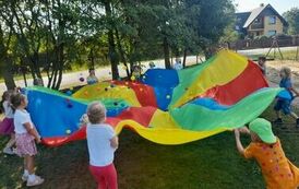 wsp&oacute;lna zabawa z chustą animacyjną