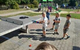 wsp&oacute;lna zabawa przedszkolak&oacute;w kolorowymi piłeczkami