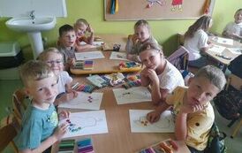 przedszkolaki przygotowują pracę plastyczną