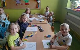 przedszkolaki przygotowują pracę plastyczną 2