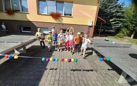 przedszkolaki po ogłoszeniu wynik&oacute;w rywalizacji w konkurencji podwieszane kulki