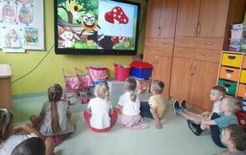 przedszkolaki oglądają film edukacyjny