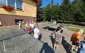 przedszkolaki bawią się na podw&oacute;rku