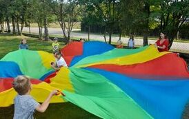 przedszkolaki bawią się chustą animacyjna