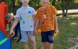 chłopcy w strojach w kropki