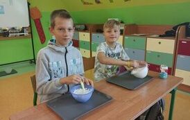 Uczniowie klasy III robią slimy