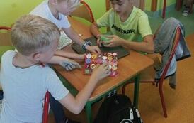 46.Uczniowie klasy III bawią się slimami