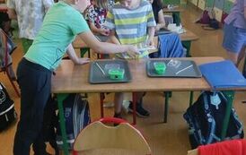 45.Uczniowie klasy III bawią się slimami