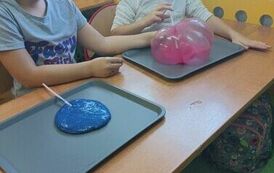 44.Uczniowie klasy III bawią się slimami