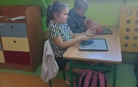 43.Uczniowie klasy III bawią się slimami