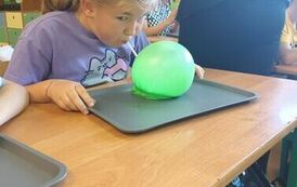 42.Uczniowie klasy III bawią się slimami