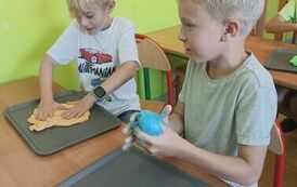 41.Uczniowie klasy III robią slimy