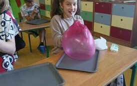 41.Uczniowie klasy III bawią się slimami