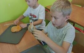 40.Uczniowie klasy III bawią się slimami