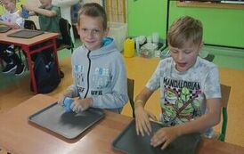 39.Uczniowie klasy III robią slimy