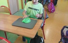 39.Uczniowie klasy III bawią się slimami