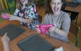 38.Uczniowie klasy III robią slimy