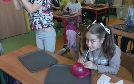 38.Uczniowie klasy III bawią się slimami