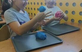 37.Uczniowie klasy III robią slimy