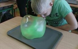 37.Uczniowie klasy III bawią się slimami