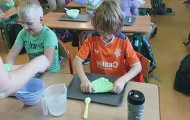 36.Uczniowie klasy III robią slimy