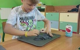 35.Uczniowie klasy III robią slimy