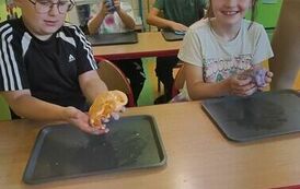 34.Uczniowie klasy III robią slimy