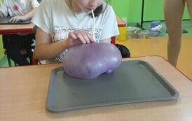 34.Uczniowie klasy III bawią się slimami