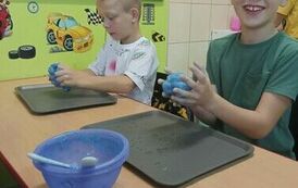 33.Uczniowie klasy III robią slimy