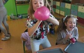 33.Uczniowie klasy III bawią się slimami