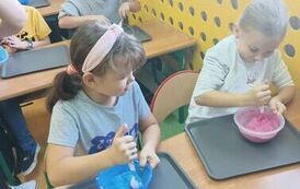 32.Uczniowie klasy III robią slimy