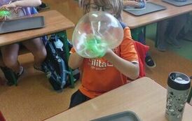 32.Uczniowie klasy III bawią się slimami