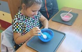 31.Uczniowie klasy III robią slimy