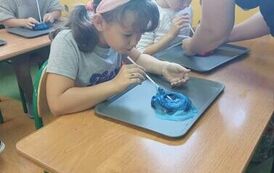 31.Uczniowie klasy III bawią się slimami