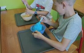 30.Uczniowie klasy III robią slimy