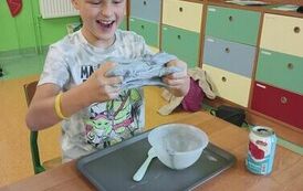 29.Uczniowie klasy III robią slimy