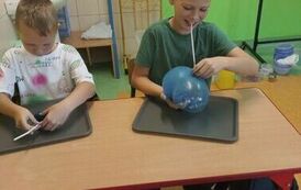 29.Uczniowie klasy III bawią się slimami